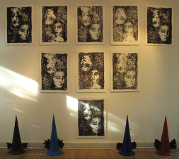 Bosch Love, installation, litografi og bemalede gips-skulpturer, 2007.