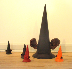Stor hat og små hatte, bemalede gips-skulpturer, 2007.