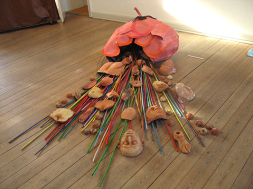 Strange Fruits, brændt ler, bemalede siv, bemalet karton, ca. 300x100x50 cm, 2007.